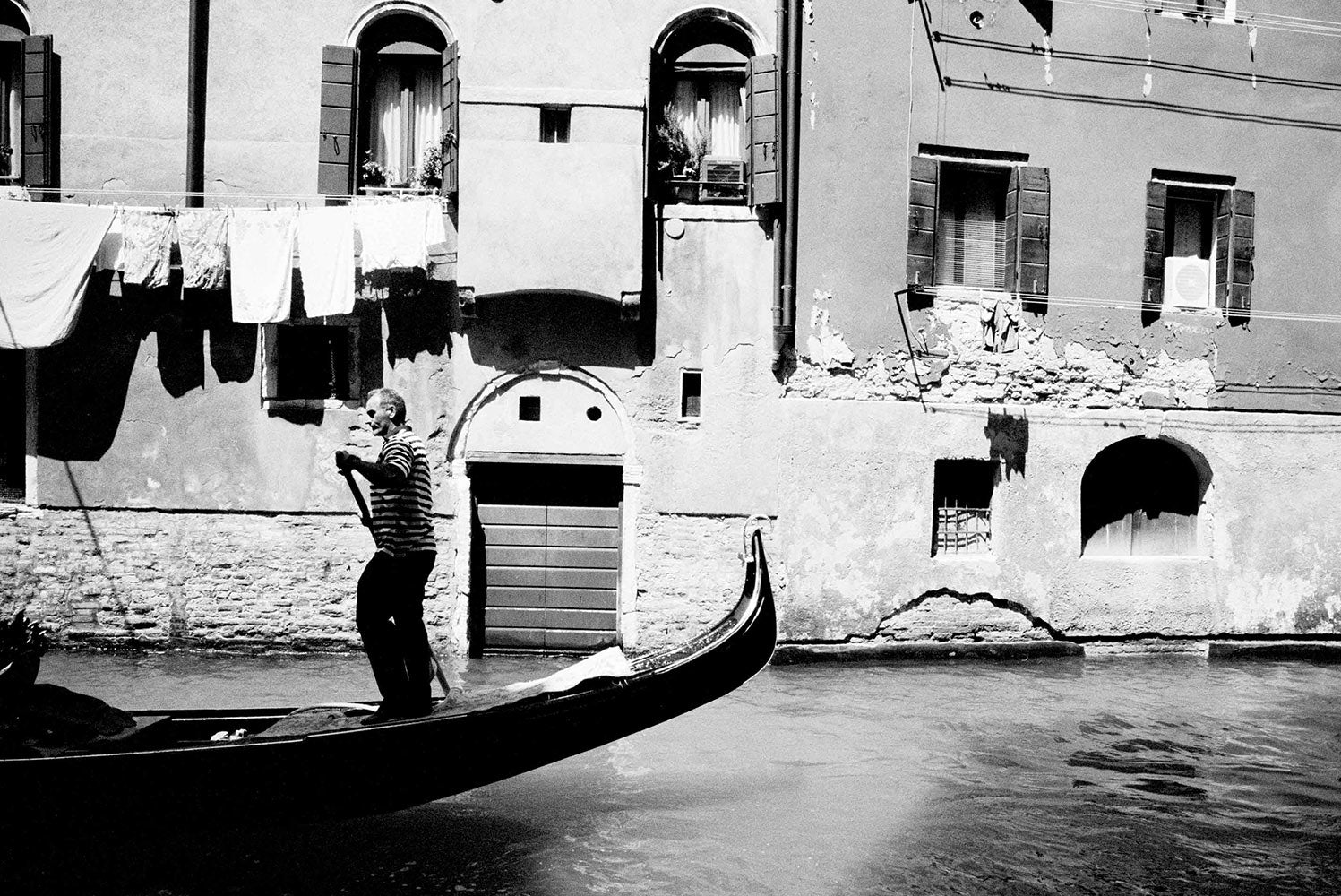 GONDOLA PASSING
